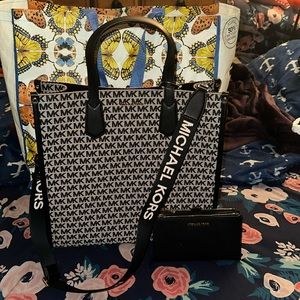 Michael Kors Large Tote w black wallet  (Black & Natural Jacquard)